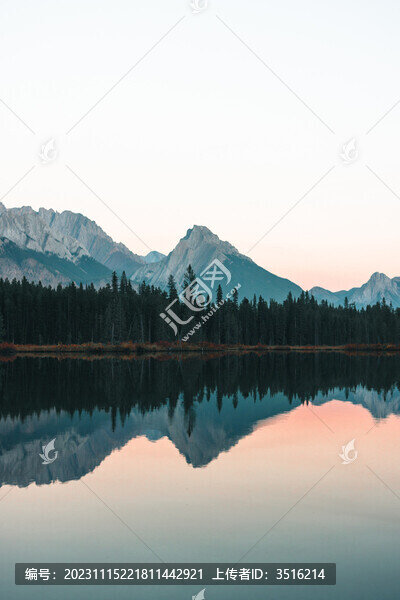 對稱的遠山近水綠樹林