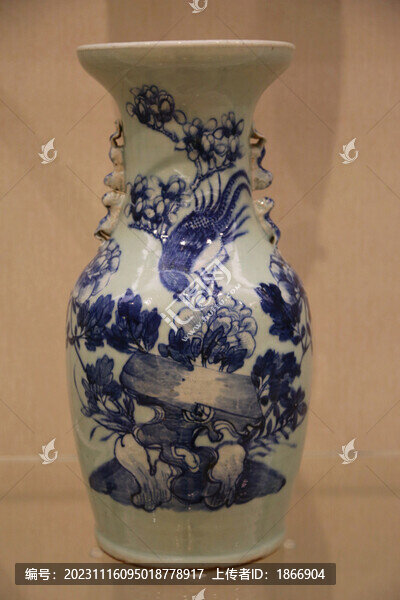 豆青地青花錦上添花圖獅耳瓶