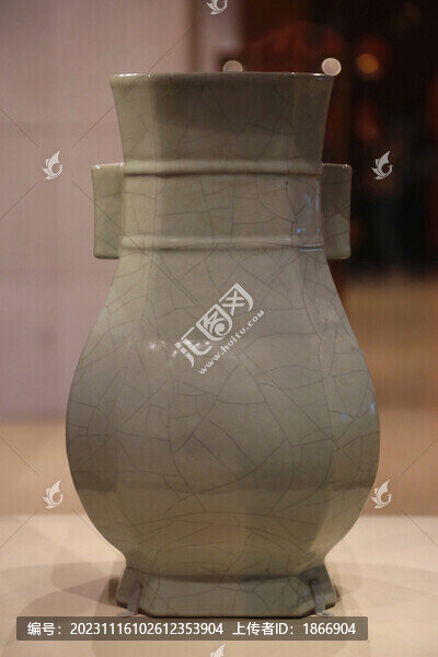 仿官窯貫耳六方尊