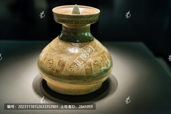 南朝青瓷印花唾壺
