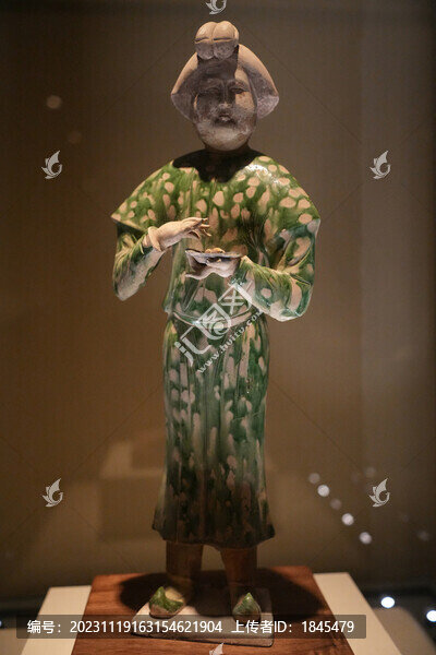 三彩釉陶侍女俑