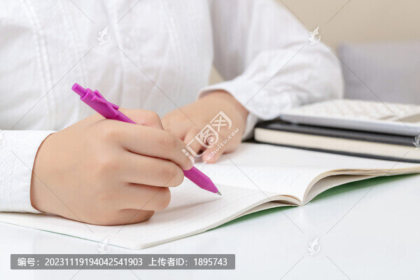 寫作學(xué)習(xí)記錄的手部特寫