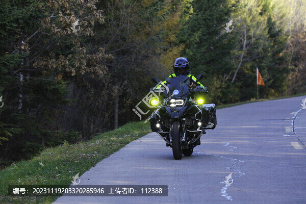 機(jī)車(chē)摩托車(chē)秋景街道車(chē)手