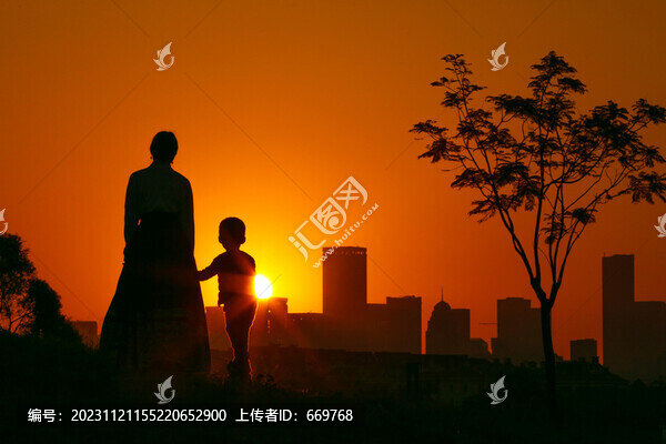 南寧夕陽(yáng)下的母子牽手安居樂(lè)業(yè)