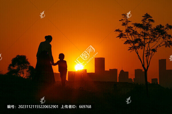 南寧夕陽下的母子牽手安居樂業(yè)