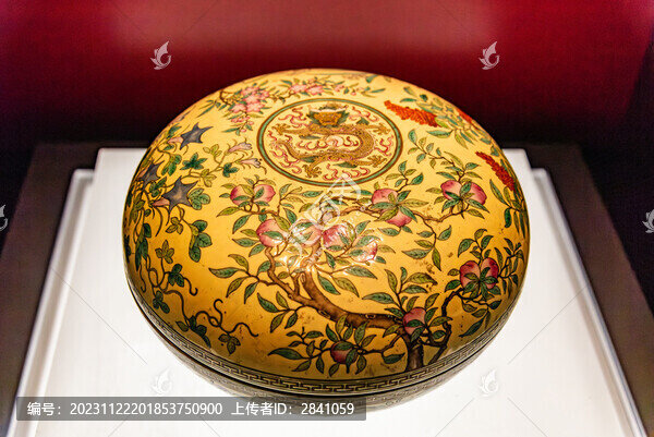 清光緒黃地粉彩花果團(tuán)龍捧盒
