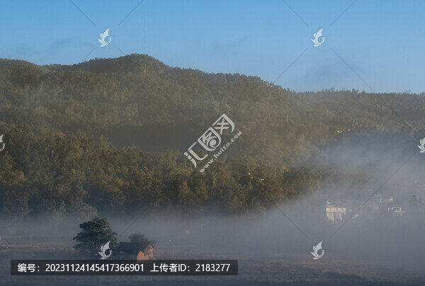 山間晨霧