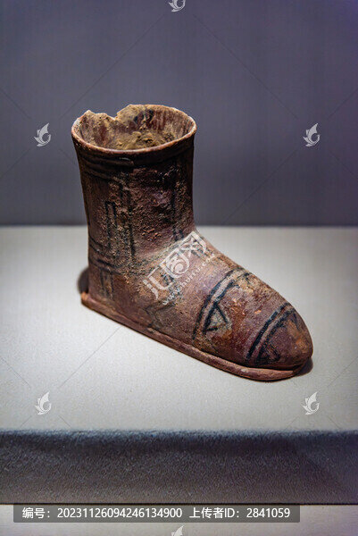 中國(guó)國(guó)博的新石器時(shí)代彩陶靴