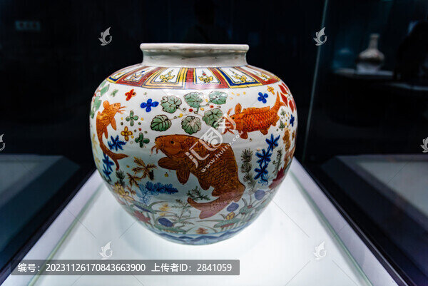明嘉靖五彩魚藻圖罐