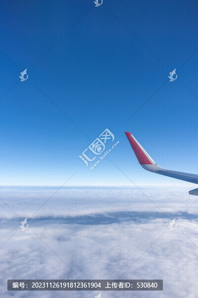 天空中飛行的飛機