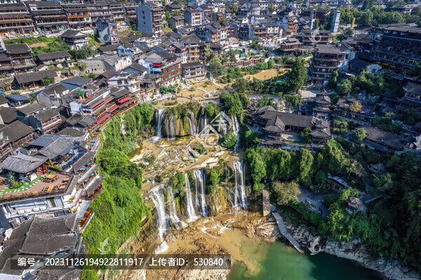 航拍掛在瀑布上的小鎮(zhèn)