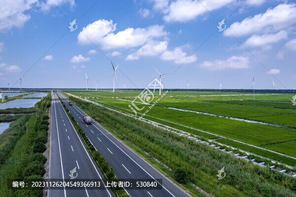 航拍現(xiàn)代科技農(nóng)田電機(jī)設(shè)備