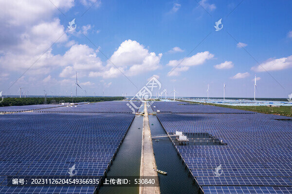 航拍水上光伏發(fā)電站