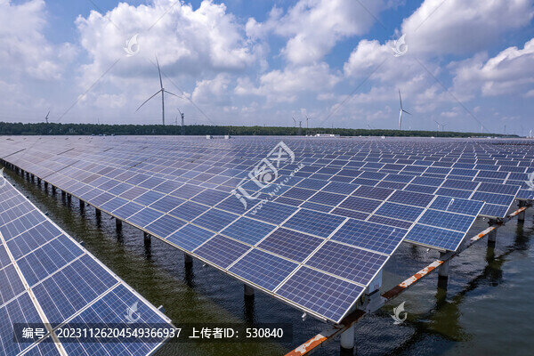 航拍水上綠色能源光伏發(fā)電
