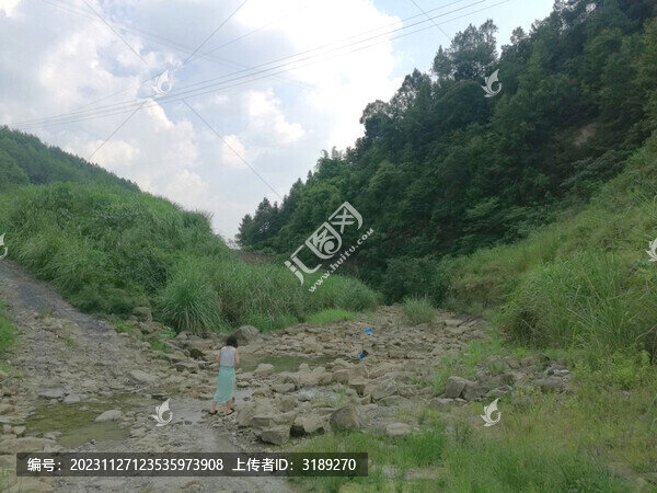 山村小河