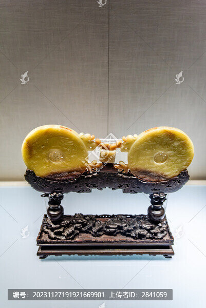 故宮珍寶館的清代黃玉雕連環(huán)壁