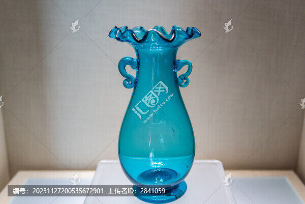 北京故宮清代海藍色玻璃花瓣口瓶