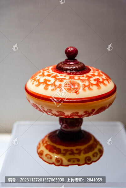 黃色地套紅色玻璃團(tuán)壽花卉紋蓋豆