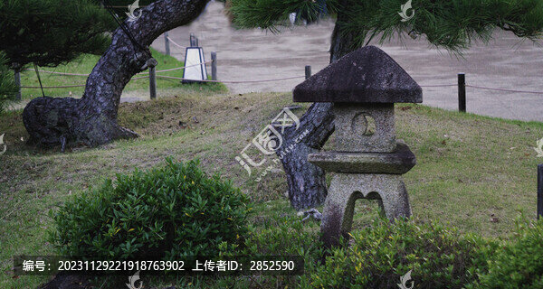 草地上的石燈