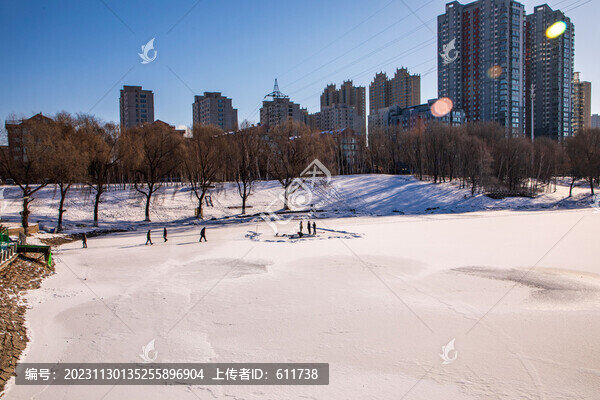 吉林市冰雪覆蓋下的江濱公園