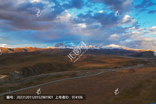 西藏格聶神山和高原城鎮(zhèn)美景