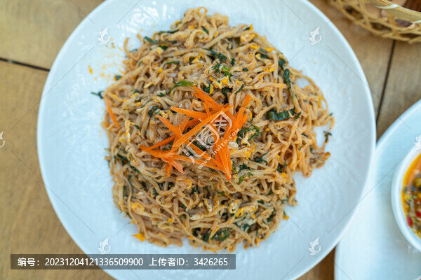 盤(pán)子里的炒面