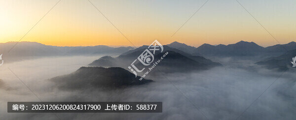 浙江余姚四明山秋色云海