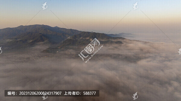 浙江余姚四明山秋色云海