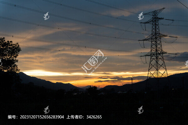 夕陽(yáng)下的電力塔
