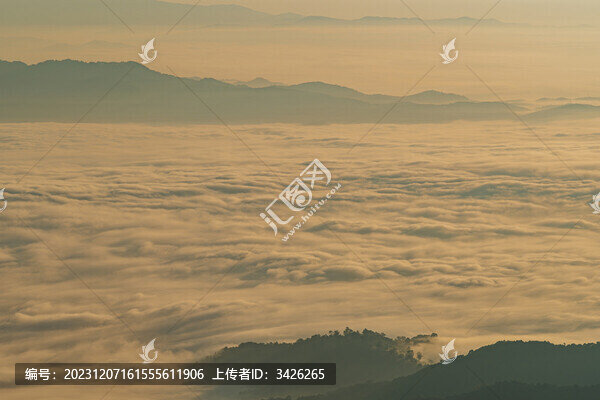 山之間的云海
