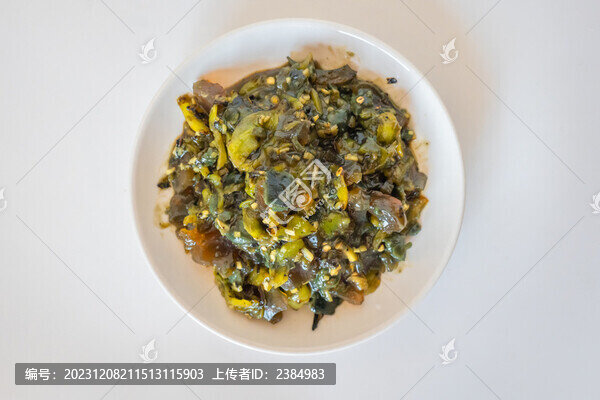 餐桌上的美食擂辣椒皮蛋