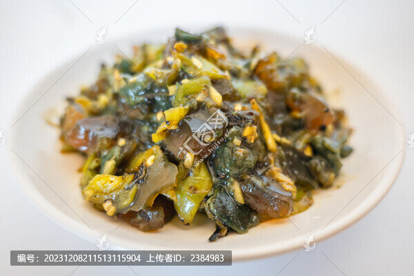 餐桌上的美食擂辣椒皮蛋