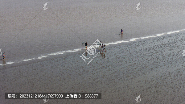 杭州錢(qián)塘江錢(qián)江潮水趕潮人航拍