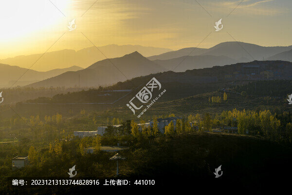 夕陽下的大山