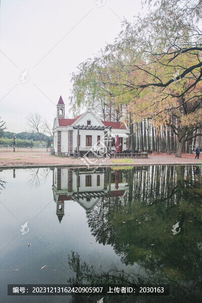 湖邊的歐式建筑