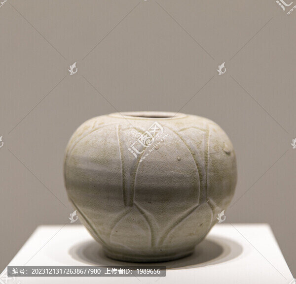 北宋越窯青瓷蓮瓣紋罐
