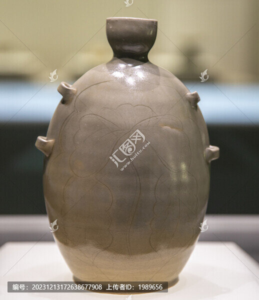 唐代越窯青瓷穿帶瓶
