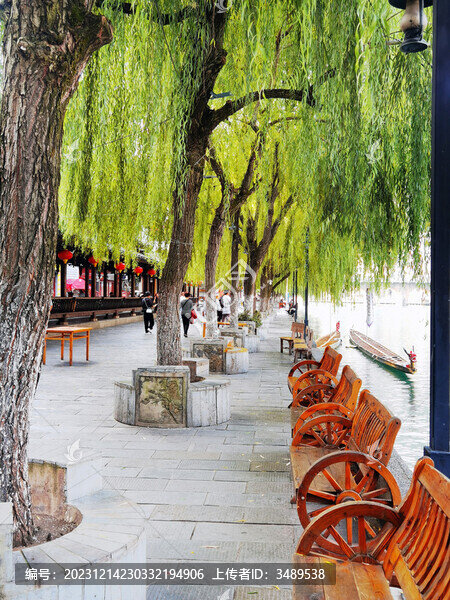 鎮(zhèn)遠(yuǎn)古鎮(zhèn)的柳岸食街
