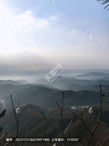 云霧繚繞的山峰
