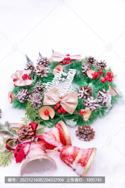 圣誕節(jié)雪地里的圣誕花環(huán)靜物