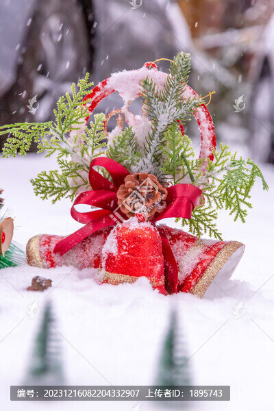 圣誕節(jié)雪地里的紅色鈴鐺