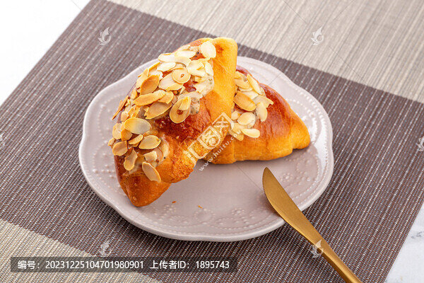 杏仁牛角面包