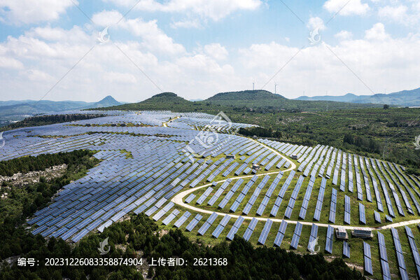 山頂光伏板發(fā)電站