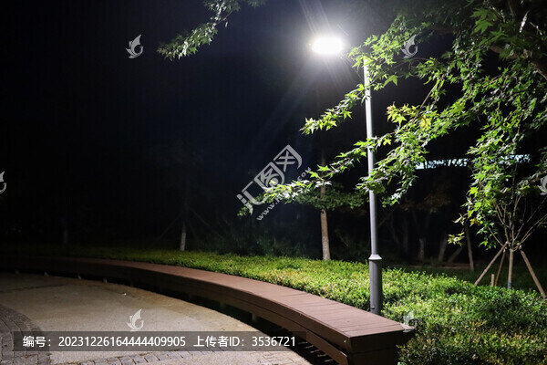 夜晚公園的路燈