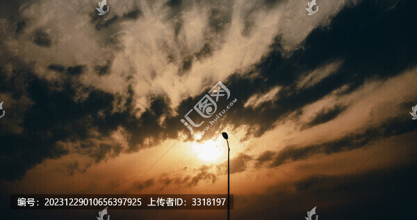 夕陽(yáng)下的路燈