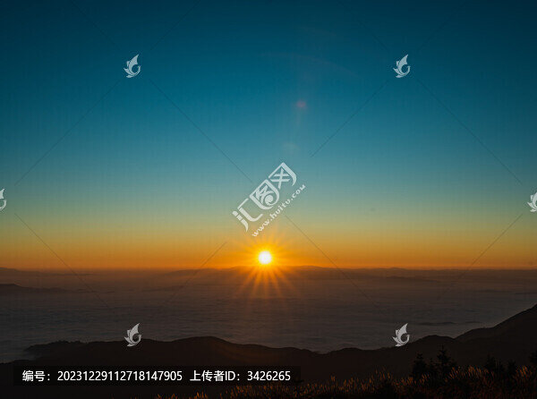 日出時(shí)山之間的云海