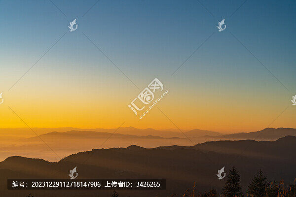 日出時(shí)山之間的云海