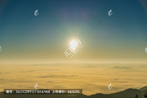 日出時(shí)山之間的云海