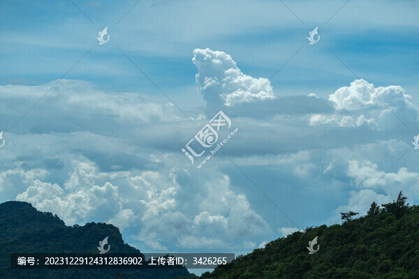 多云天空下的山脈