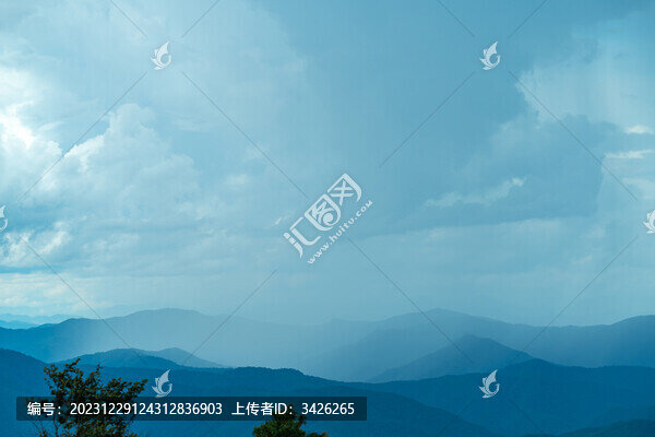 多云天空下的山脈